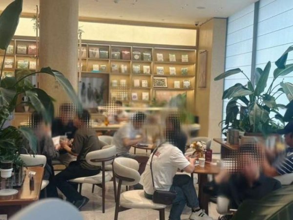 亿赢配资网 上海楼市“冰火两重天”：新房促销揽客成效初显，二手房成交同比跌超六成 ｜ 华夏双节观察